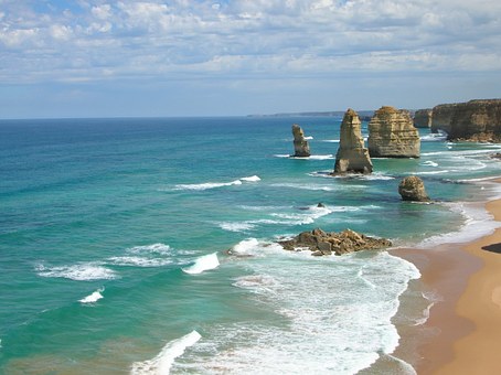 Gold Coast is Great For Whale Watching by:Coraline Kennedy