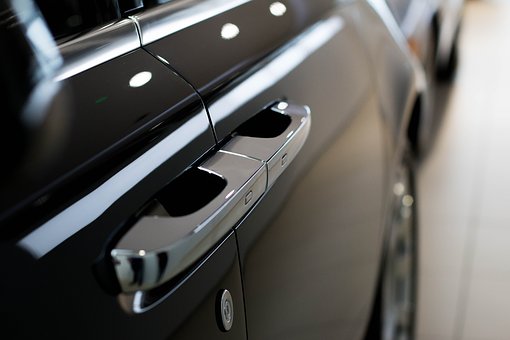 Selecting Auto Glass Repair Versus. Alternative In San Antonio