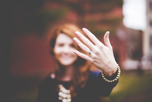 How To Get A Girlfriend To Come Back To You - The Power Of Being Aloof With Her