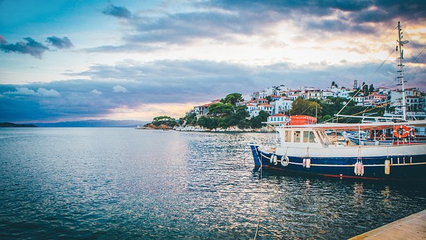 Boating Rules Of The Road For Owners Of Power Boats - 3 Tips