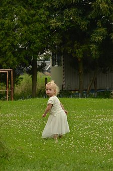 How Does a Boy Act When He Likes a Girl? 3 Strategies that Men Do