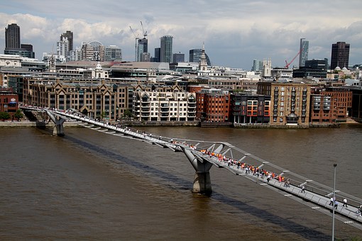 How to Survive Visiting London During The Credit Crunch by:Tom Sheppard