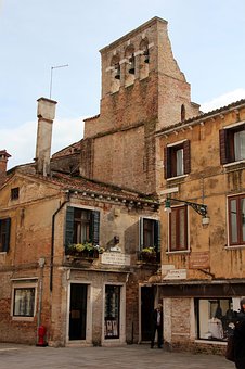 Would You Live Next To A Haunted House?