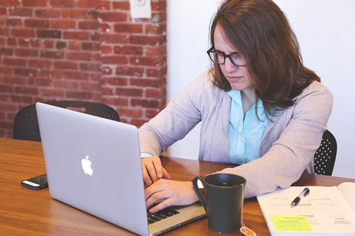 Choosing Good Online Communications Schools