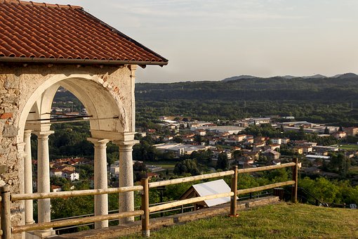 Easter holidays: see, mountains or art cities?