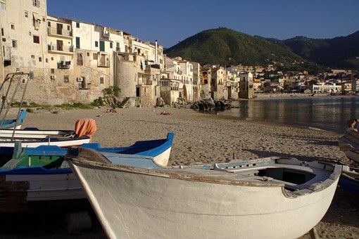 Undiscovered Greece - the island of Symi by:Tony Wells