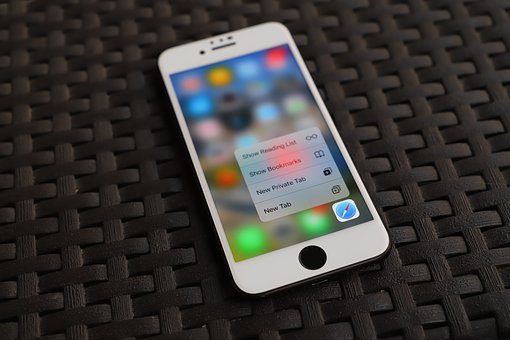 Apple iPhone vs Apple iPhone 4 : The awesome gadgets from Apple