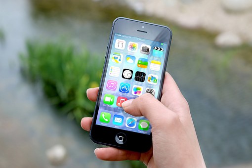Apple iPhone vs Apple iPhone 4 : The awesome gadgets from Apple