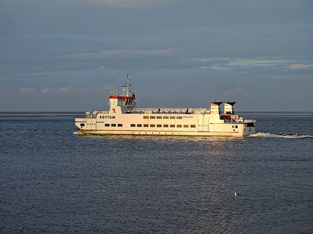 To Enjoy Various Customs in Countries of Europe