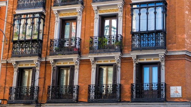 Advantages Of A Merchant Advance Vs. Conventional Business Loans
