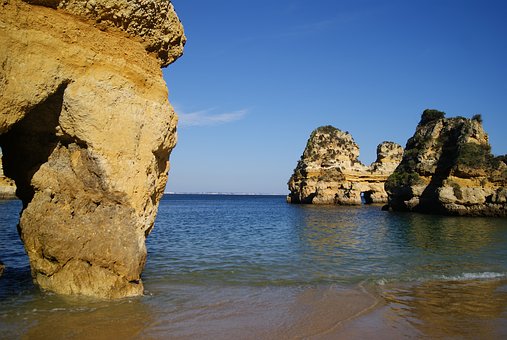 Choose The Right Car Hire Faro Airport When You Travel To Portugal