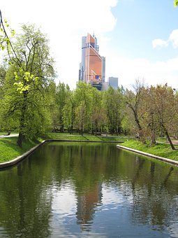 Learn About This Country's Attractions and Methods of Payment Before You Send Money to Russia