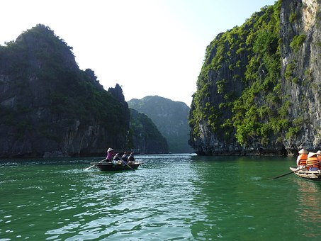 Halong Paradise Cruises - A Luxury Cruiser in Halong Bay - Vietnam
