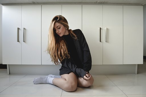 How to Flirt With a Woman - How to Use More Than Words to Make Her Want You