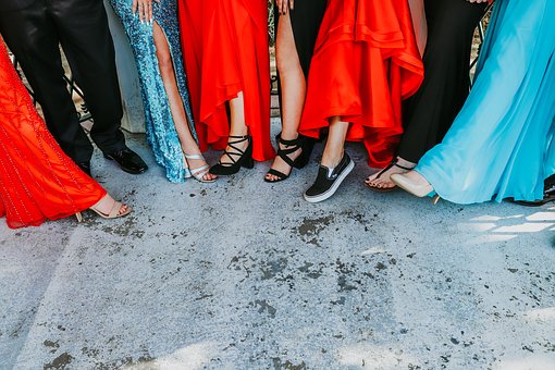 How to Become a Fashion Designer
