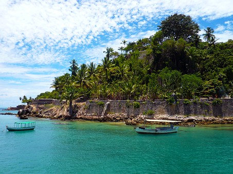 What You Need To Know About Luxury Boat Sales
