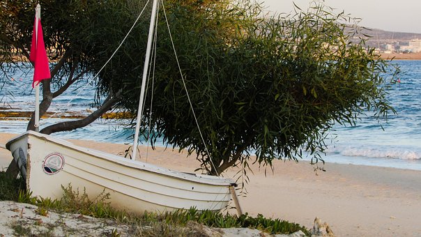 Essentials To Bring Inside Your Houseboat