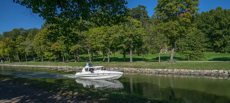 Several Types Of Boats Of Paris For Enjoying The River Elegance