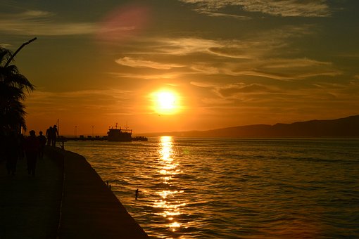 Important Tips For Tourist To Aboard A Good Houseboat In Kashmir