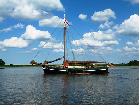 Kinds Of Boats Of Paris For Experiencing And Enjoying The River Attraction
