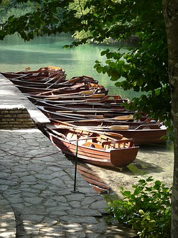 Choosing A Charter Boat Through Your Yacht Management Company