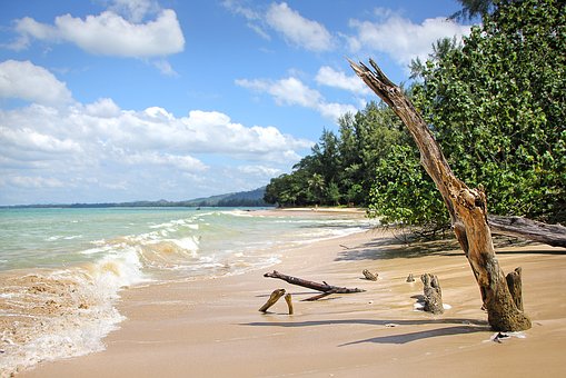 10 Essential things to pack when you are travelling cheap