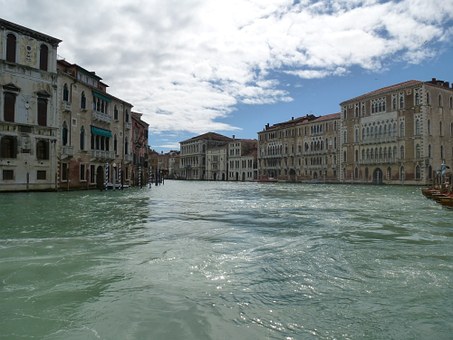 Italy's Tourist Monuments Take Matters In To Their Own Hands