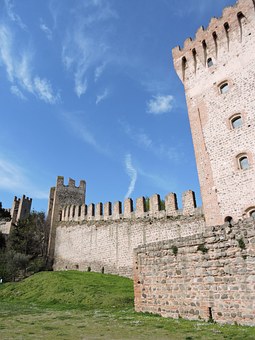 10 Italian Foods Tourists Should Try On Holiday in Italy by:Orson Johnson
