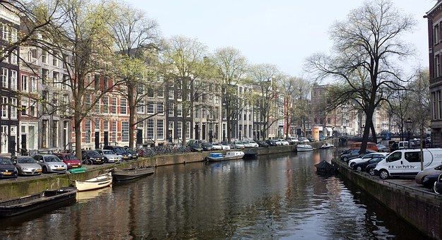 10 Must-See Attractions While Traveling To Amsterdam