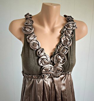 Himfr.com Reports Clothing Chain To Open Large Stores Crowding Together Cause A Negative Impact.